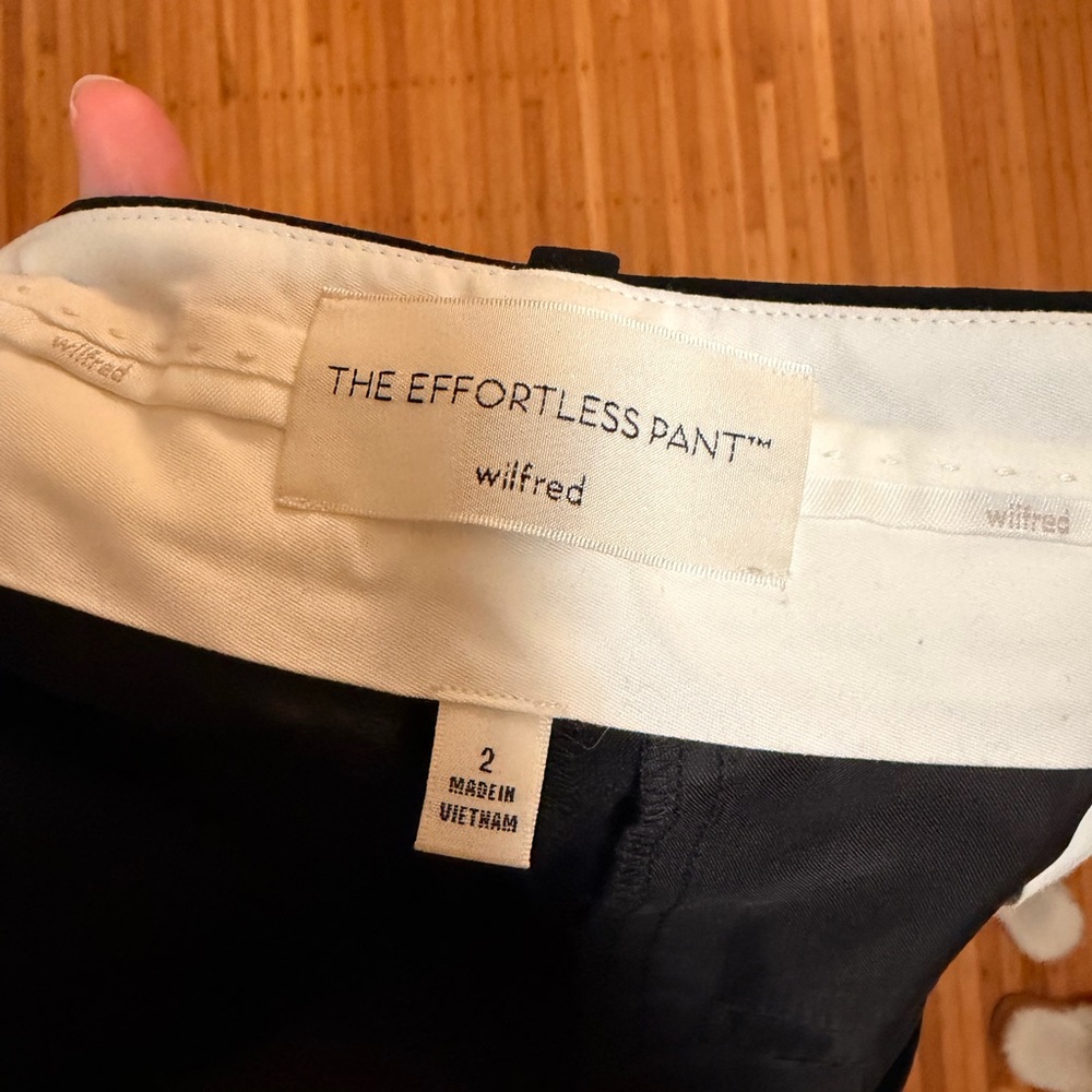 Aritzia effortless pant - crepette fabric - size 2 black - Picture 3 of 5
